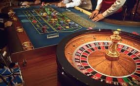 မြန်မာ Online Casino ဂိမ်းများ Baccarat Roulette ကစားနေသောမြင်ကွင်း